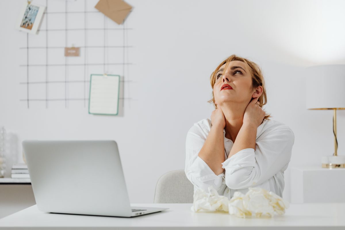 Desk Workers in Tampa Bay: Why Your Neck and Shoulders Are Telling You Something